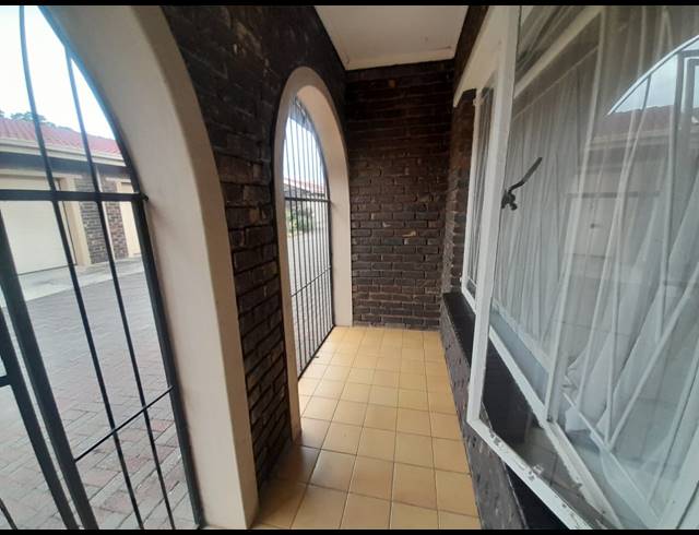 2 BEDROOM TOWNHOUSE TO LET IN THREE RIVERS